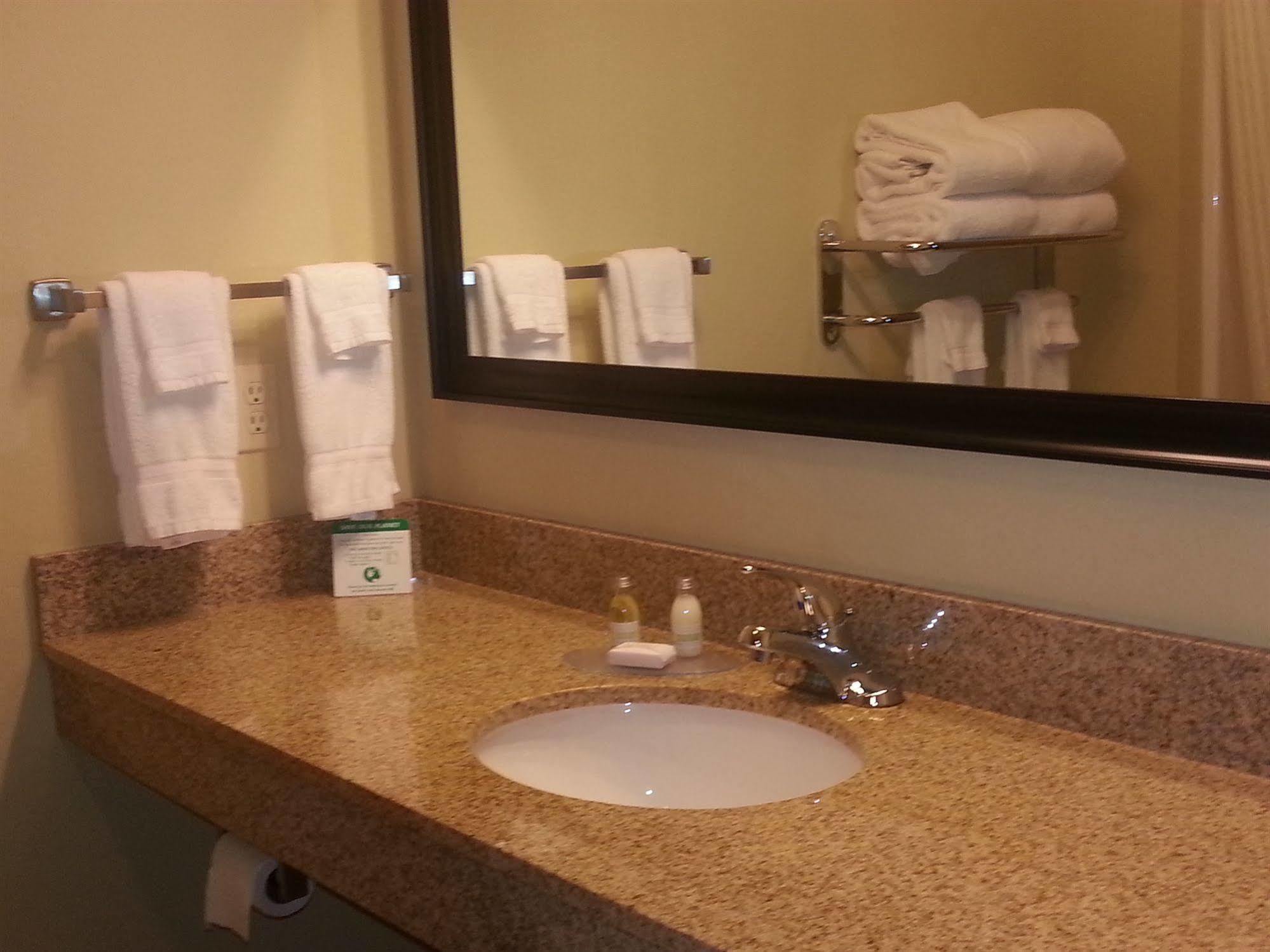 Cobblestone Inn & Suites - Bloomfield Ngoại thất bức ảnh